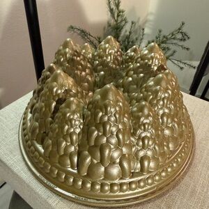 Nordic Ware Gold Peaks Cake Mold collectors gold beautiful kitchen tool new